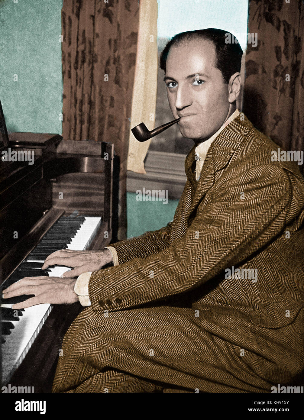 George Gershwin: tocando el piano con pipa en la boca. Pianista y compositor norteamericano, el 26 de septiembre de 1898 - 11 de julio de 1937 Foto de stock