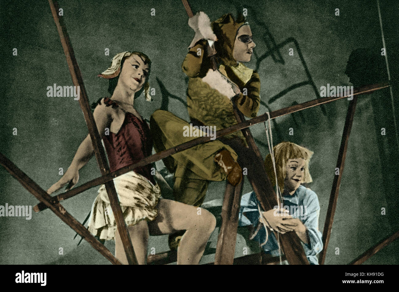 PROKOFIEV, Sergei Sergeyevich - c.1947, la producción de 'Pedro y el lobo", con el Ballet Rambert (Annette Chappell, Sonia Arara, Lulu Oukes . El compositor ruso, el 27 de abril de 1891 - 5 de marzo de 1953. Foto de stock