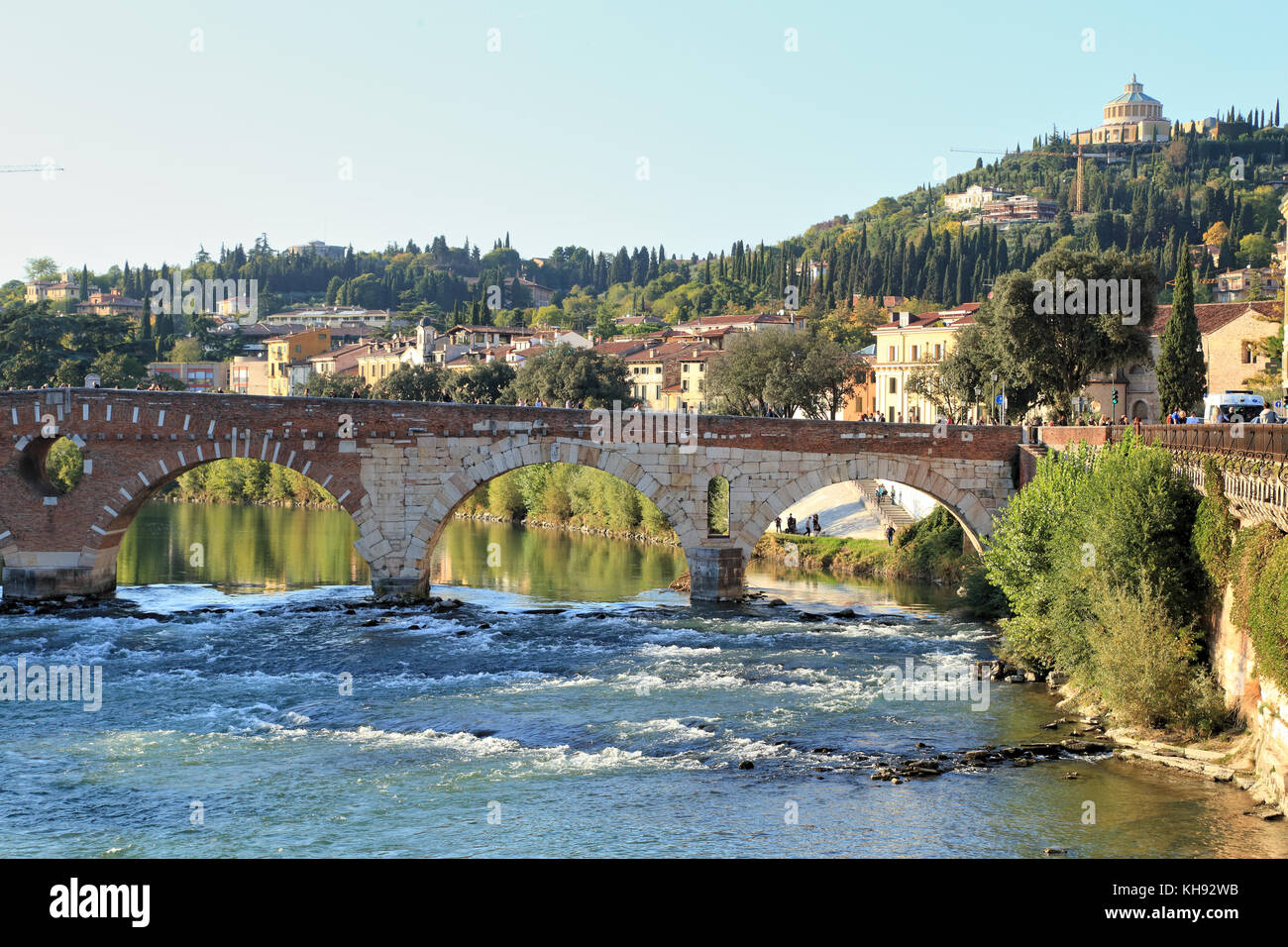 Verona, Ponte Pietra bridge y del río Adige, Fluss Etsch Foto de stock