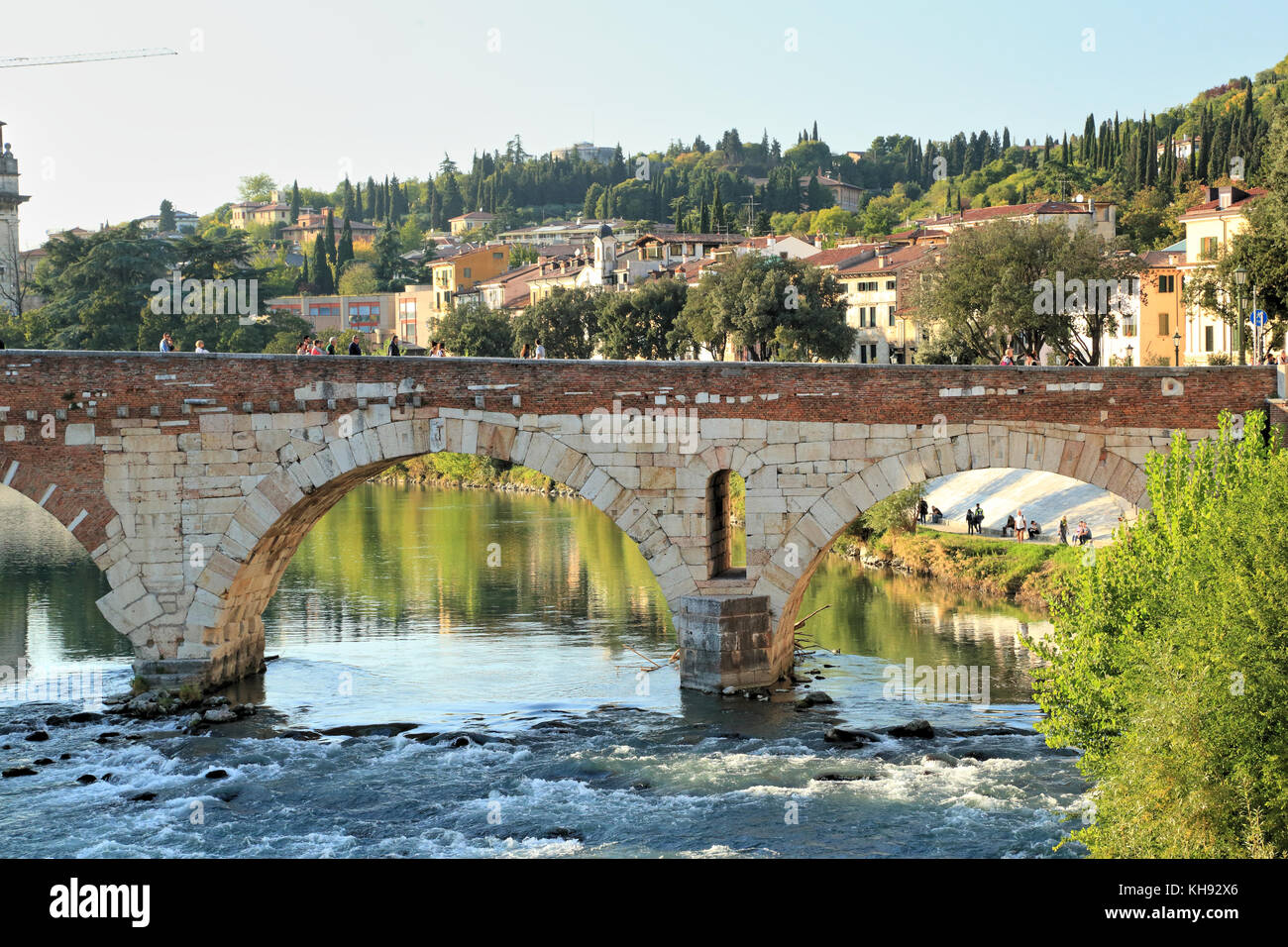 Verona, Ponte Pietra bridge y del río Adige, Fluss Etsch Foto de stock