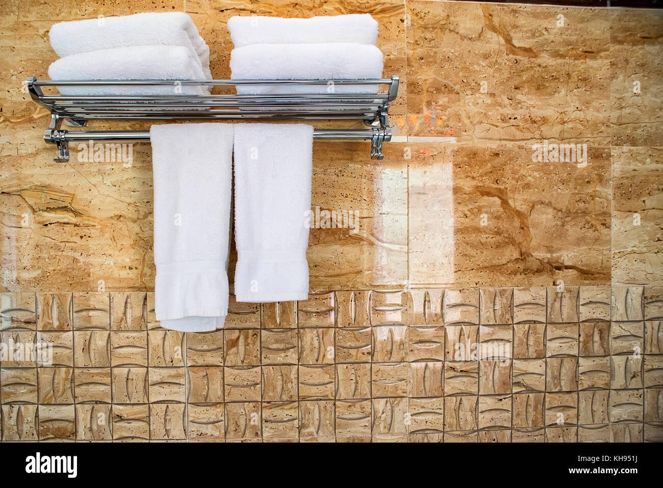 De la pared cuelga toallas en el baño Fotografía de stock - Alamy