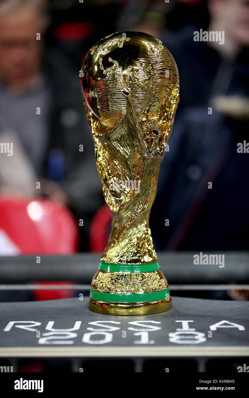 Una réplica del trofeo de la copa mundial de la FIFA en la pantalla antes de  que el Bobby Moore, Fondo Internacional para el partido en el estadio de  Wembley, Londres Fotografía