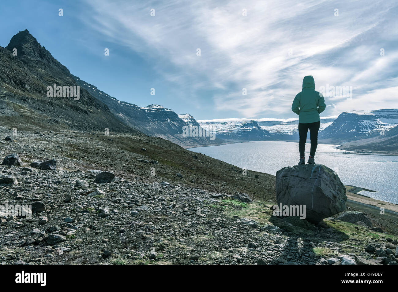 La mujer domina Alftafjordur aventurero fiordo, Westfjords, Islandia Foto de stock