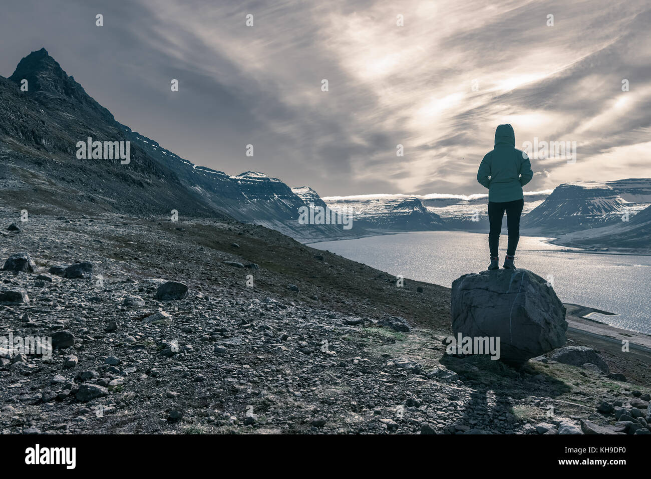 La mujer domina Alftafjordur aventurero fiordo, Westfjords, Islandia tonificación espectacular Foto de stock