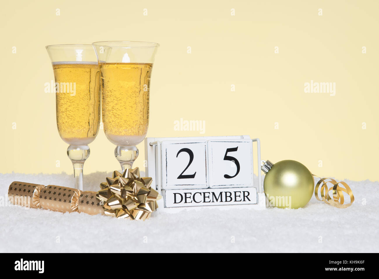 Fiesta de Navidad bodegón con dos copas de champaña y un bloque muestra la fecha del 25 de diciembre. Copie el espacio en el fondo de su propio mensaje suc Foto de stock