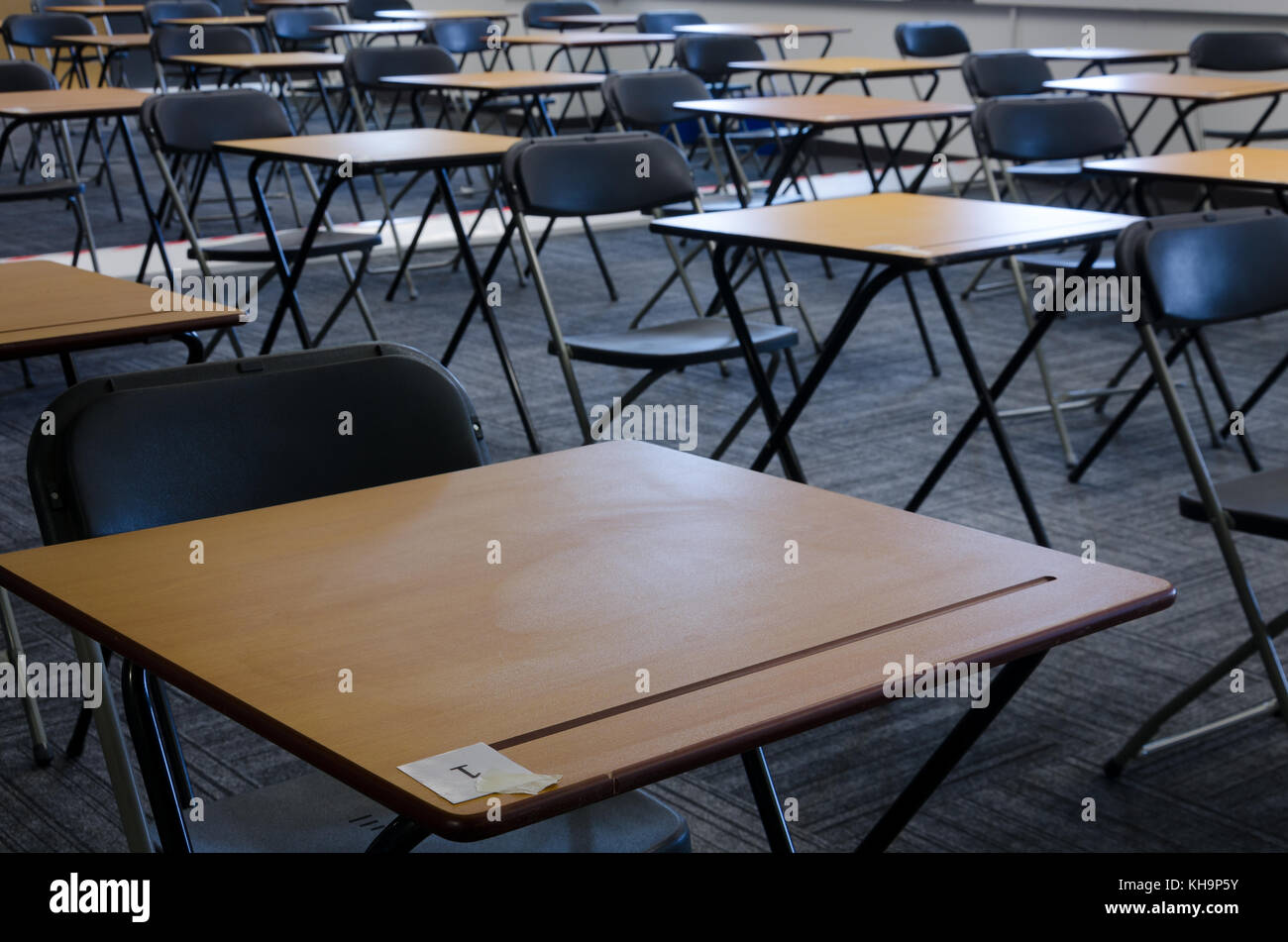 Listo Para Ingles Y Matematicas Matematicas Examenes Gcse Nueva Configuracion De Escritorio Para El Examen En Escritorio Extendido Para Impedir La Copia Enganando A La Escuela College Foto Imagen De Stock