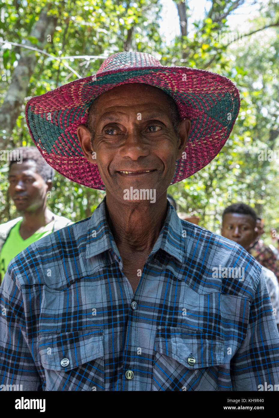 Retrato de un viejo hombre malgaches en el sombrero de paja. Lago ampitabe, TOAMASINA, Madagascar, África Foto de stock
