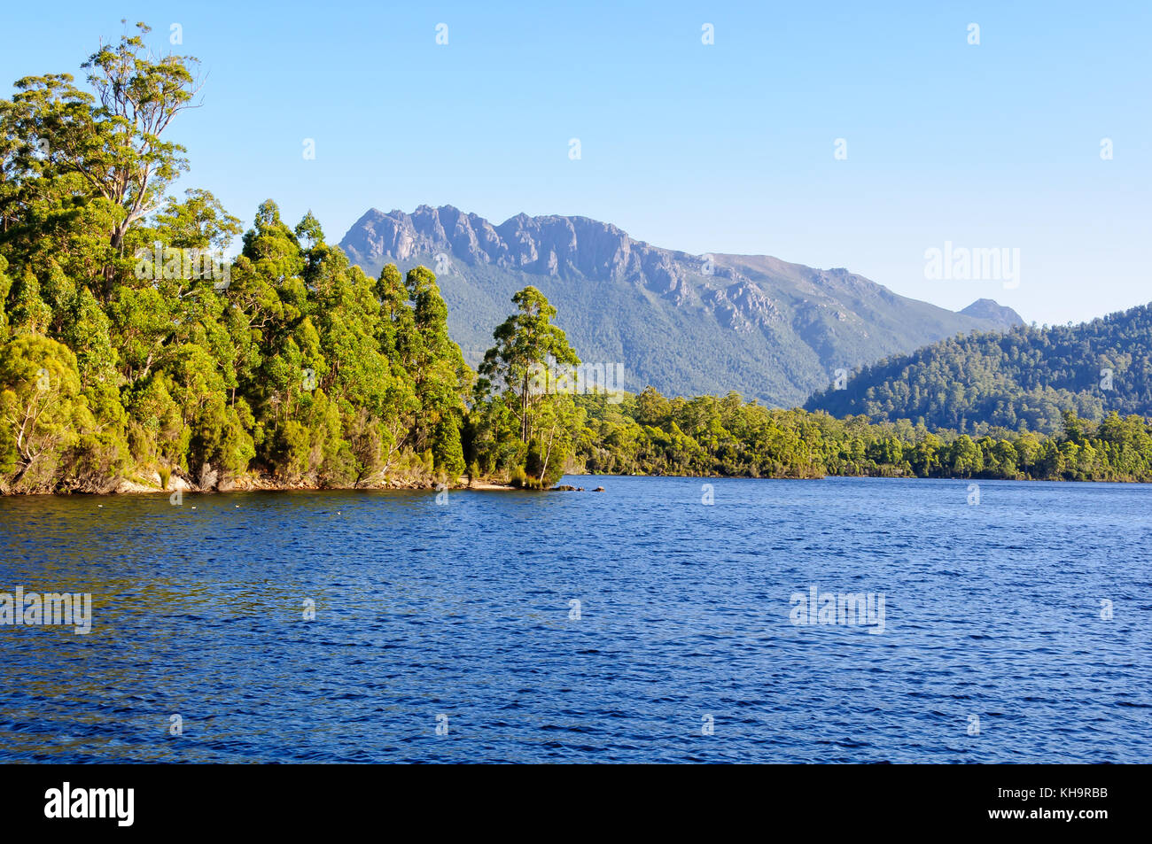 Lago rosebery es un depósito hecho por el hombre en la región de la costa oeste de Tasmania, Australia Foto de stock