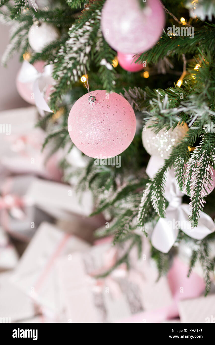 Árbol de navidad decorado con juguetes en plata y color rosa. En ella vemos  los globos con cintas y luces brillantes Garland Fotografía de stock - Alamy