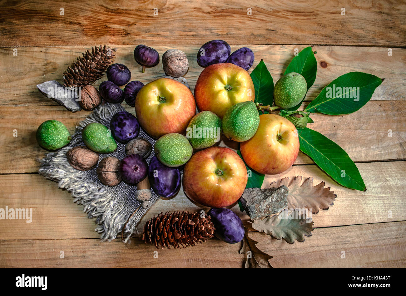 Manzanas, ciruelas pasas, higos y nueces con lona yacía sobre placas sin  pintar Fotografía de stock - Alamy