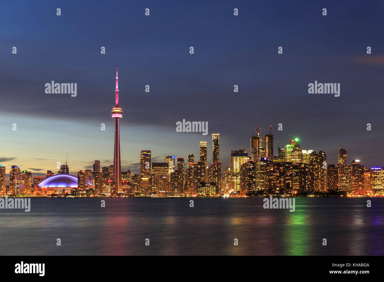 Skyline en la noche, el lago Ontario, la torre CN, Toronto, Ontario, Canadá Foto de stock