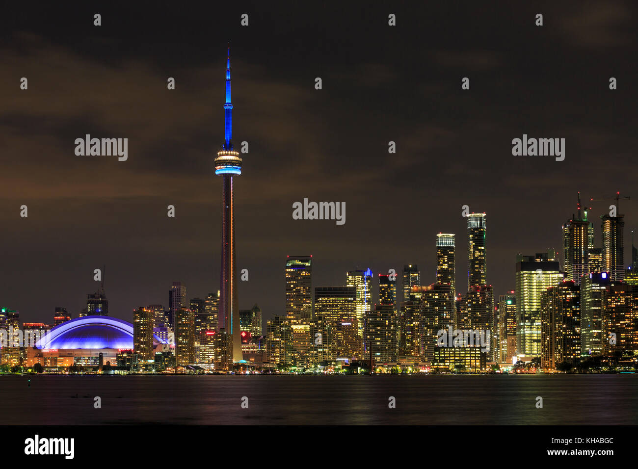 Skyline en la noche, el lago Ontario, la torre CN, Toronto, Ontario, Canadá Foto de stock
