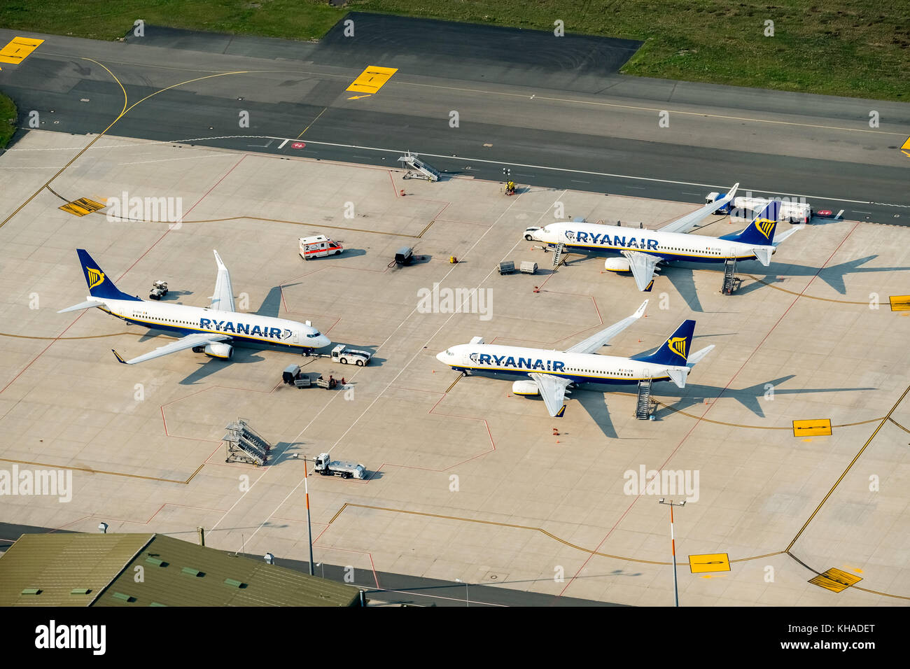 Los aviones de la aerolínea Ryan-Air en el aeropuerto, el aeropuerto de Weeze, Düsseldorf, Renania del Norte-Westfalia, Alemania Foto de stock