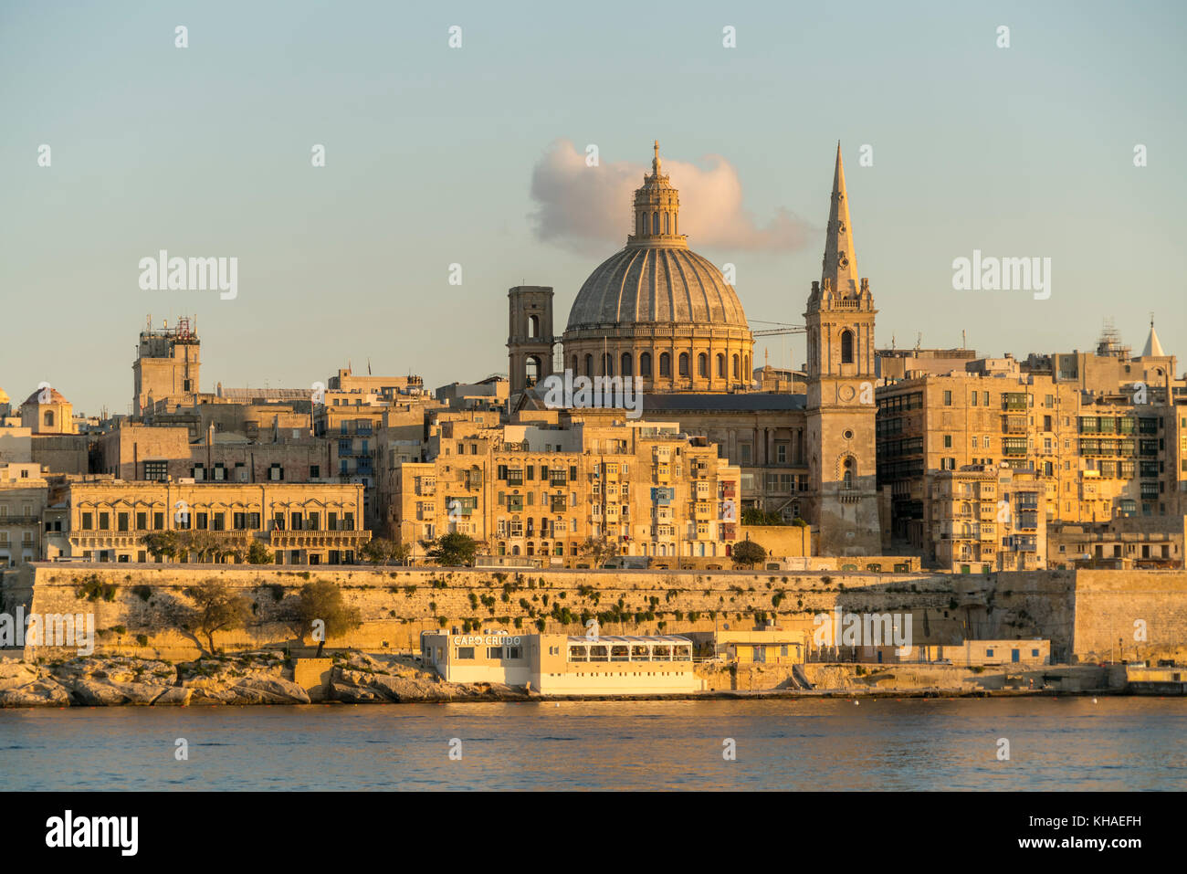 Vista de la ciudad con la Catedral Pro de San Pablo y la Iglesia Carmelita, Valetta, Malta Foto de stock