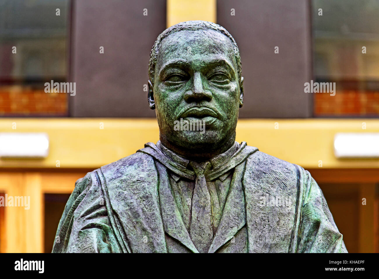 Martin Luther King estatua en bronce por Nigel Boonham en Kings Quad Newcastle University Foto de stock