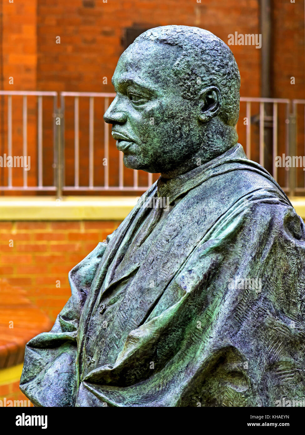Estatua de bronce de Martin Luther King de Nigel Boonham en Kings Chapel Newcastle Foto de stock