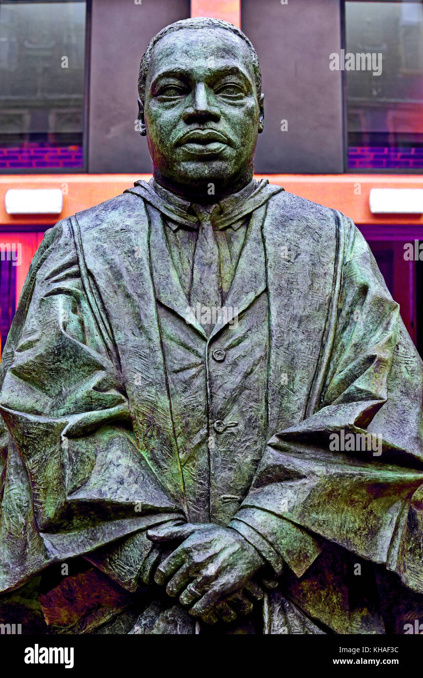 Martin Luther King estatua en bronce por Nigel Boonham en Kings Quad Newcastle University Foto de stock