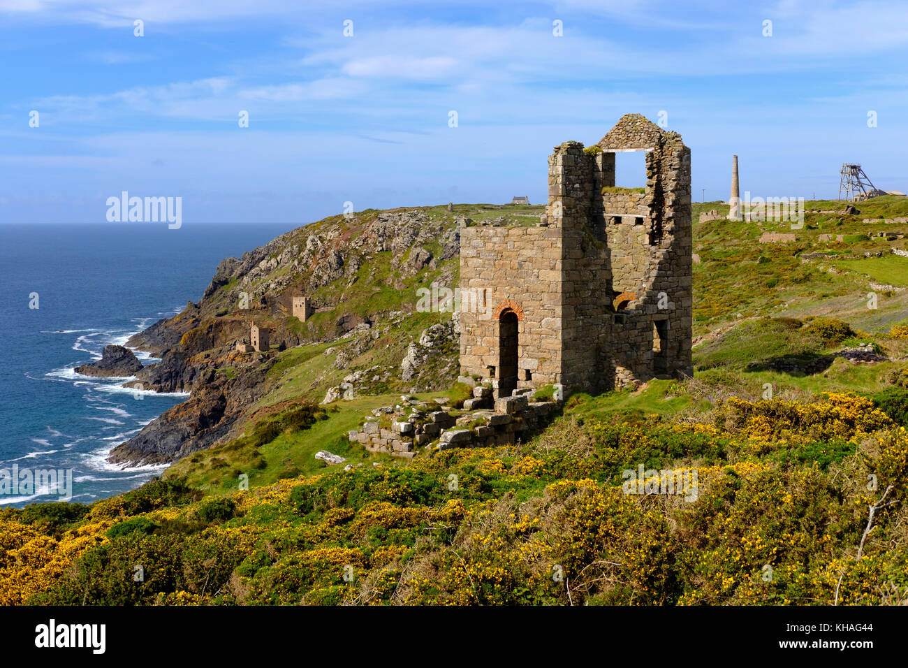 Costa rocosa con ruinas, ex mina vieja, la mina de estaño, laca botánico mina, San justo en penwith, Cornwall, Inglaterra, Gran Bretaña Foto de stock