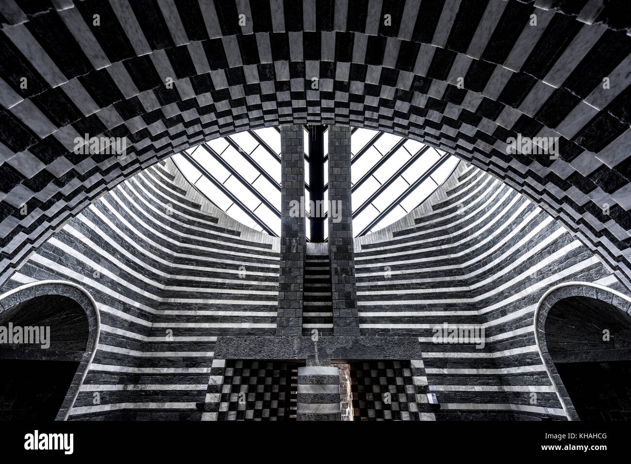 Moderno interior de la capilla de San Giovanni Battista chiesa, arquitecto Mario Botta, mogno, lavizzara, Tesino, Suiza Foto de stock