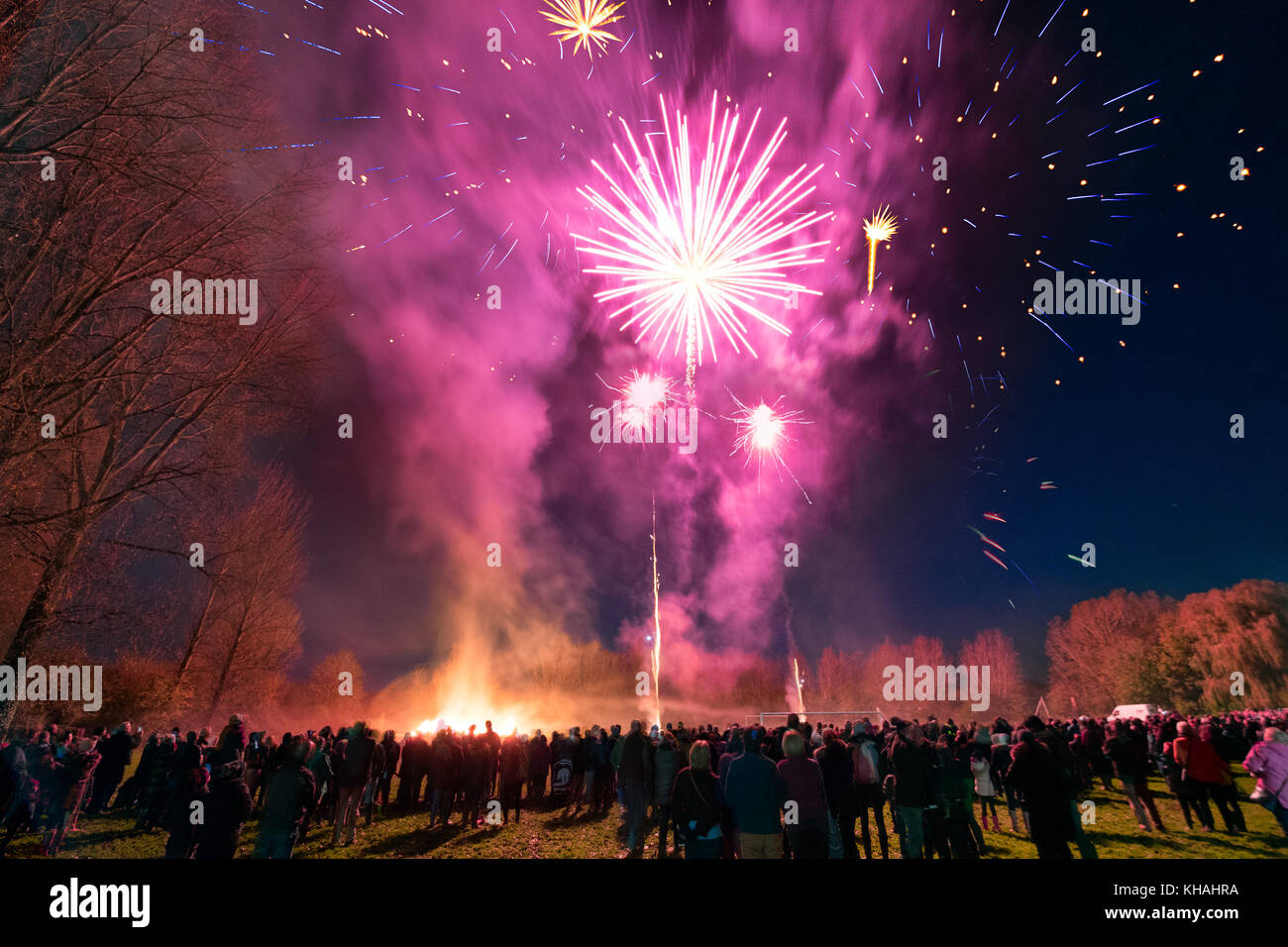 Público una colorida exhibición de fuegos artificiales, para celebrar el 5º de noviembre. Celebró en Malmesbury, Wiltshire, UK Foto de stock