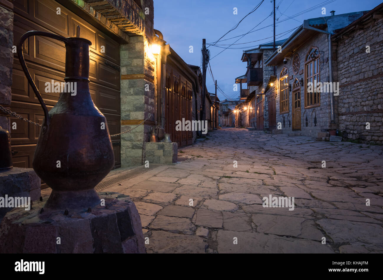 Noche en Lahic Village, en Azerbaiyán. Foto de stock
