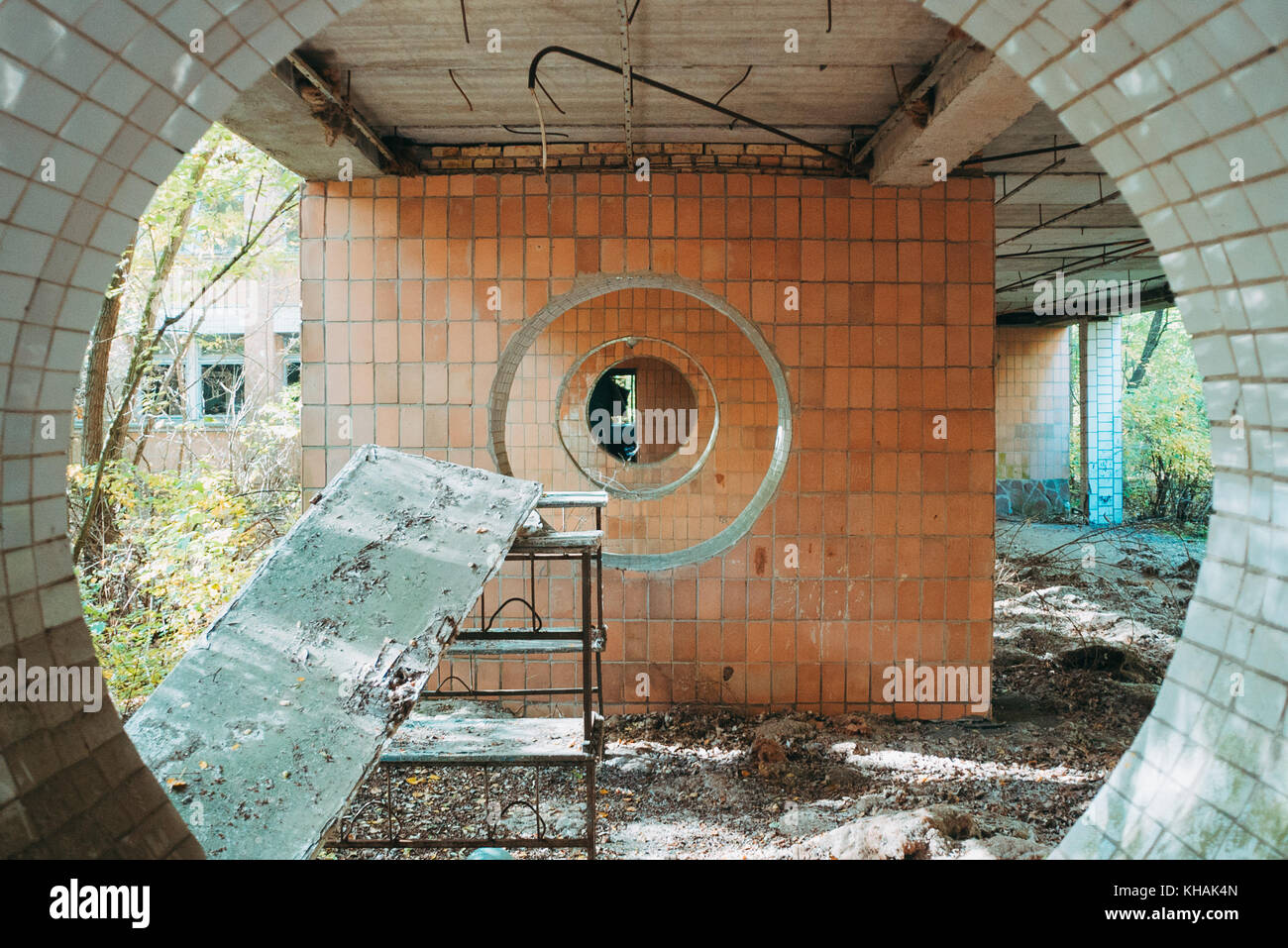 Diseños de paredes circulares abandonadas dentro de Pripyat, el modelo soviético cerca de la aldea de Chernóbil, Ucrania Foto de stock