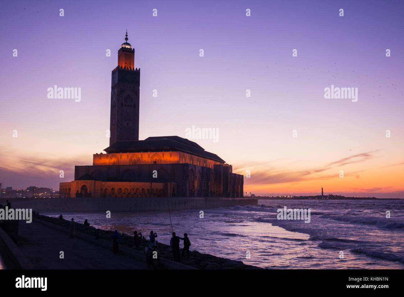 Casablanca, Marruecos - Noviembre 7, 2017 : vista de la mezquita de Hassan II desde el callejón paseo al atardecer Foto de stock