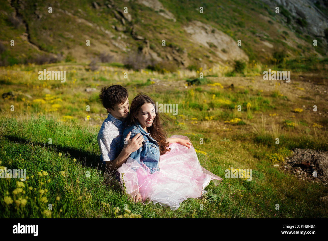 Retrato de una hermosa pareja joven sonriente junto - Outdoor Foto de stock