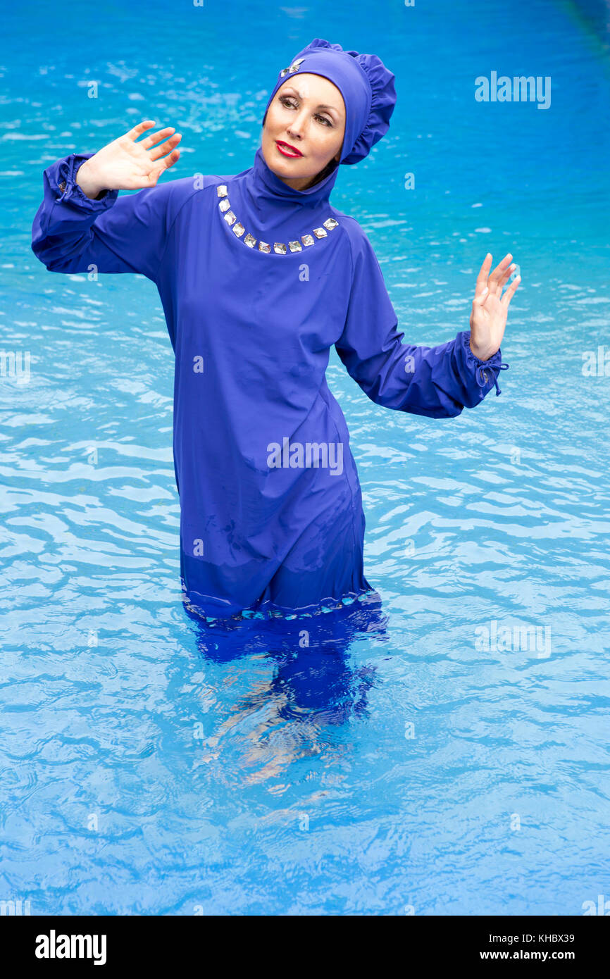 Mujer atractiva en un bañador burkini musulmana en la piscina Fotografía de  stock - Alamy