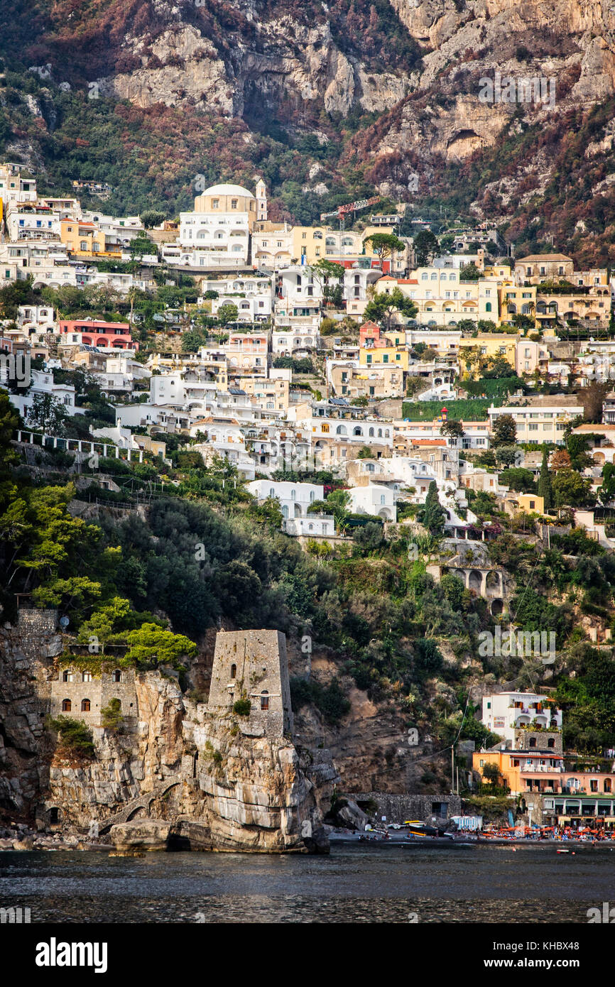 Positano está construido al lado de una montaña costera en la costa de Amalfi, en Campania, Italia. Foto de stock