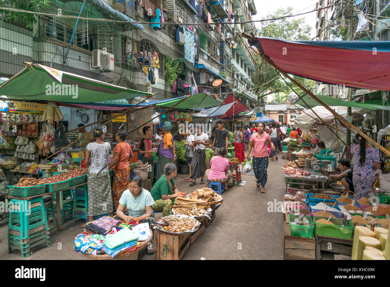 Strassen - markt oder en Yangon, Myanmar rangun , asien | mercado callejero, Rangún o Rangún, Myanmar, Asia Foto de stock