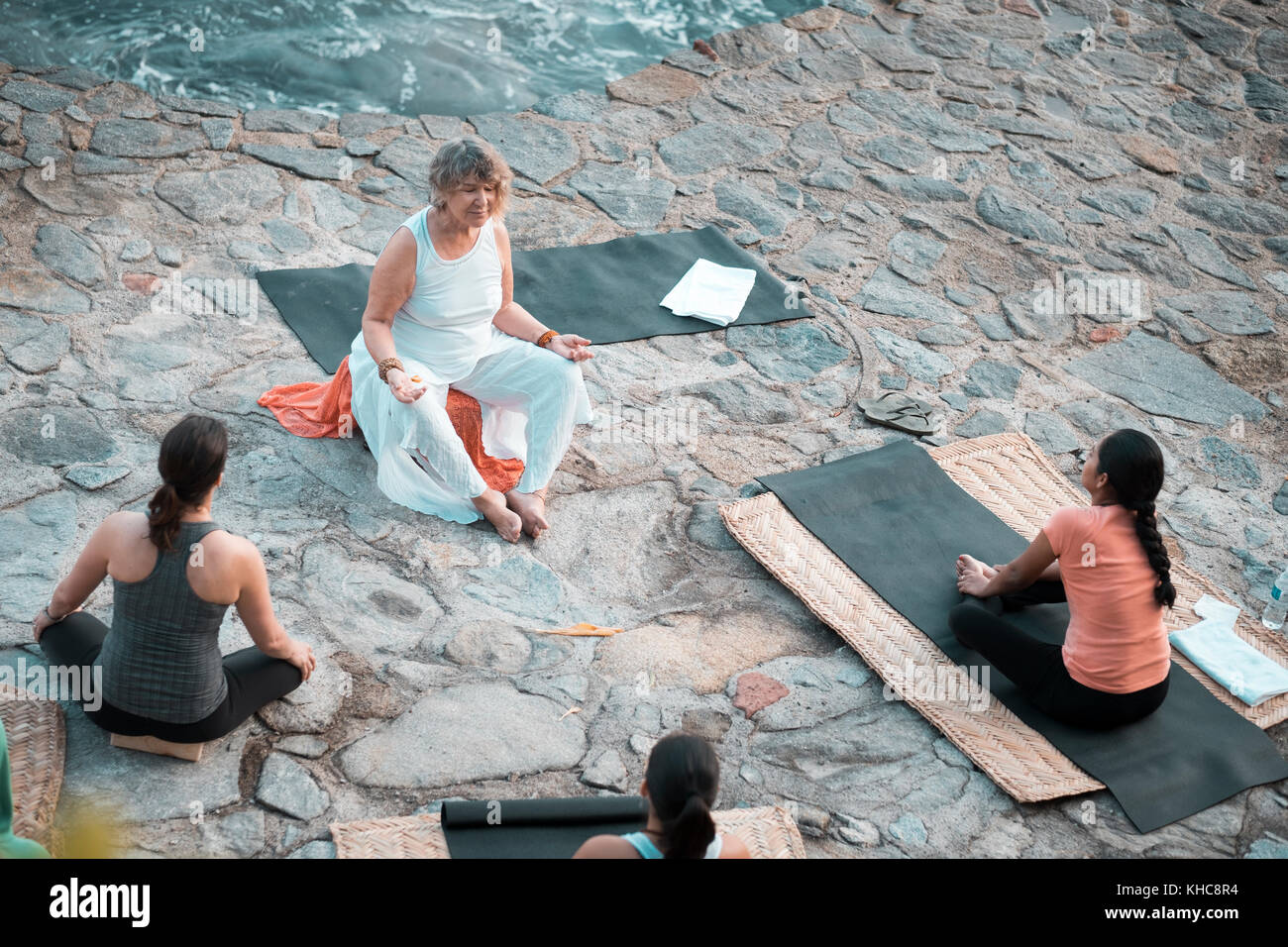 Frente al océano, meditación, varias mujeres. Yoga Retreat - puerto vallarta mismaloya, México Foto de stock