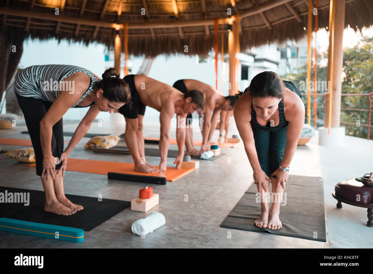 Grupo de personas ejercitando motivados en un retiro de yoga en México Foto de stock