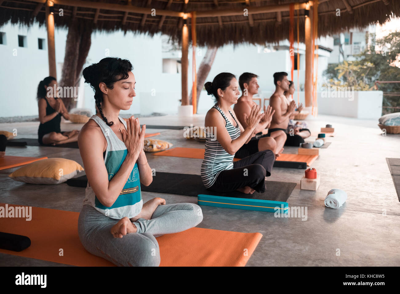 La gente meditando. Yoga Retreat - puerto vallarta mismaloya, México Foto de stock