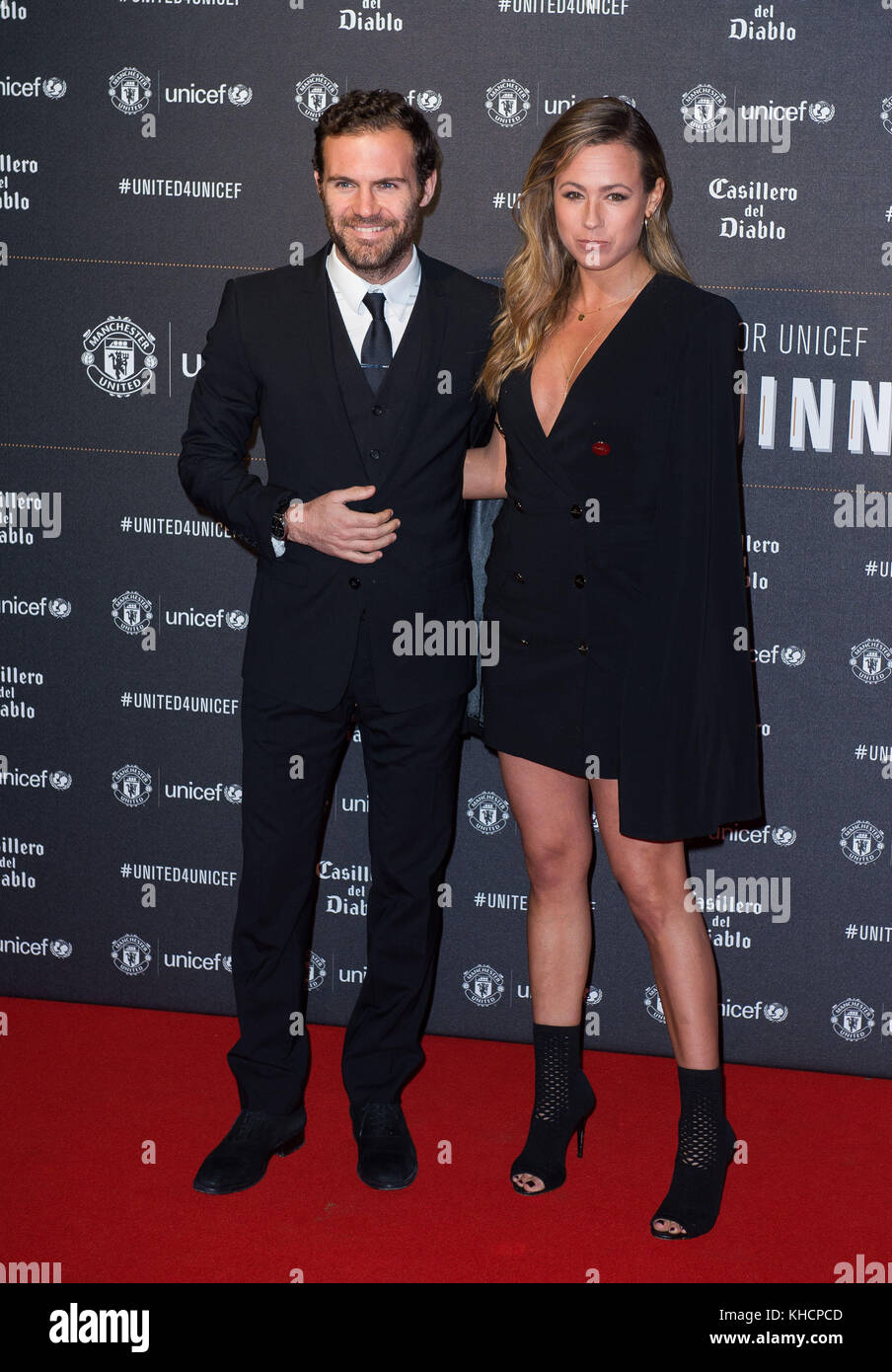 Juan Mata y evelina kamph asistir a una cena de gala en el Old Trafford en  Manchester, celebrada por el Manchester United y el UNICEF para recaudar  fondos para la beneficencia Fotografía
