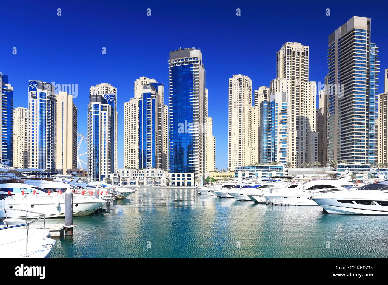 Distrito con rascacielos y marina en Dubai. lujo yates de blanco en el barrio de Marina Bay en Dubai. Foto de stock