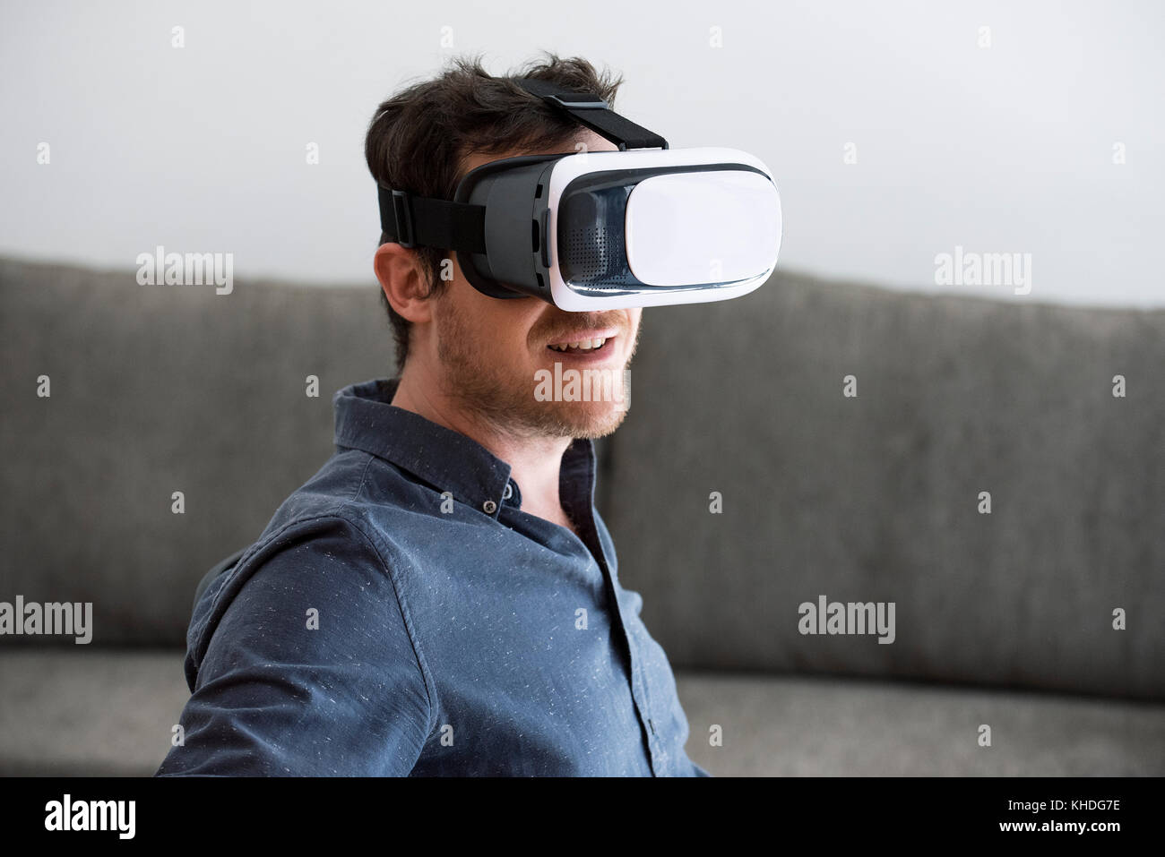 Mitad hombre adulto con casco de realidad virtual Foto de stock