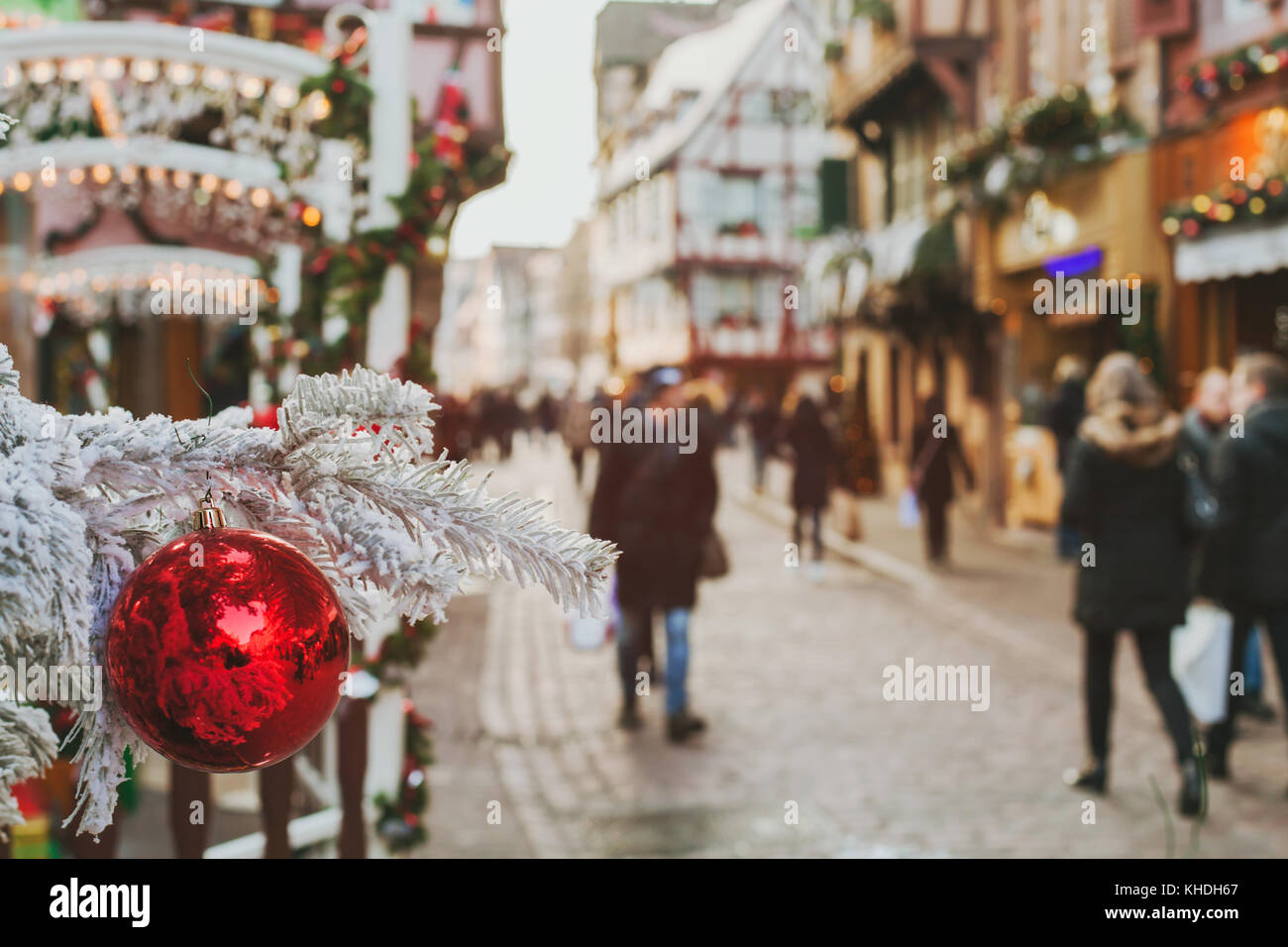 Calles decoradas para Navidad en ciudad europea en diciembre Fotografía de  stock - Alamy