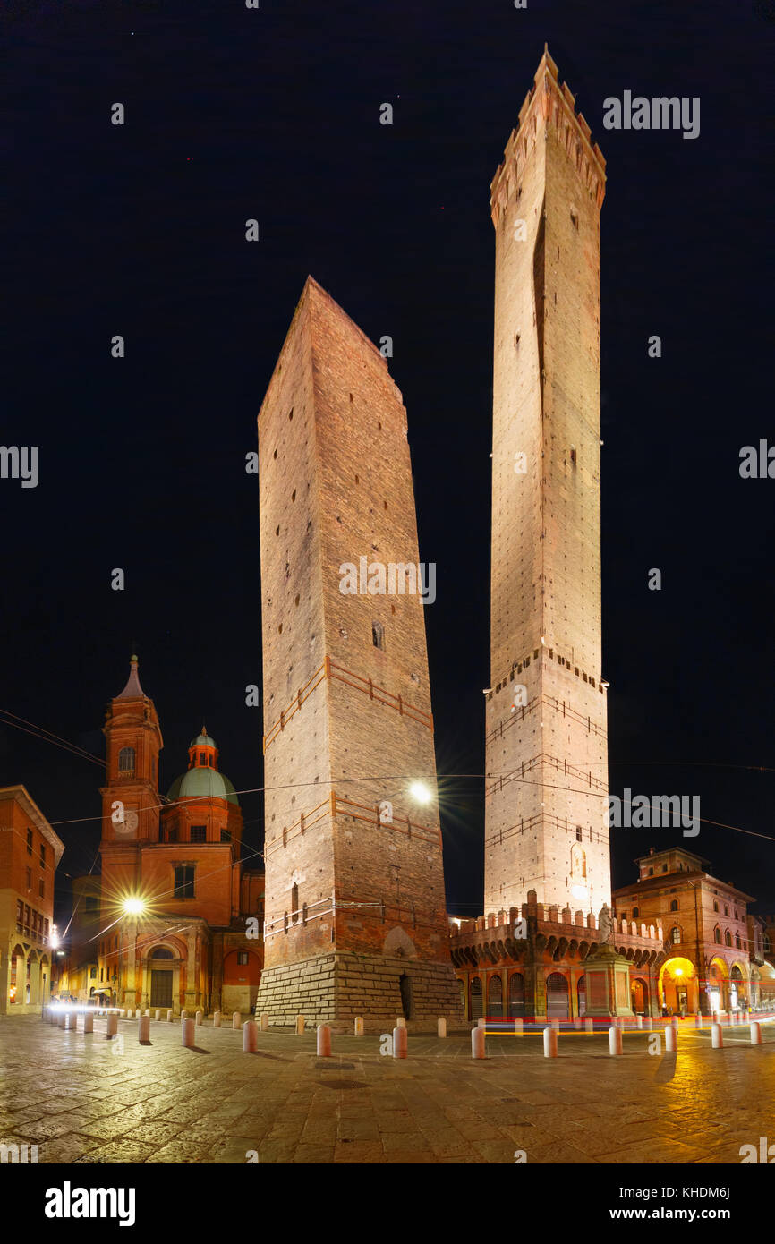 Famosas dos torres de Bolonia en la noche, Italia Foto de stock