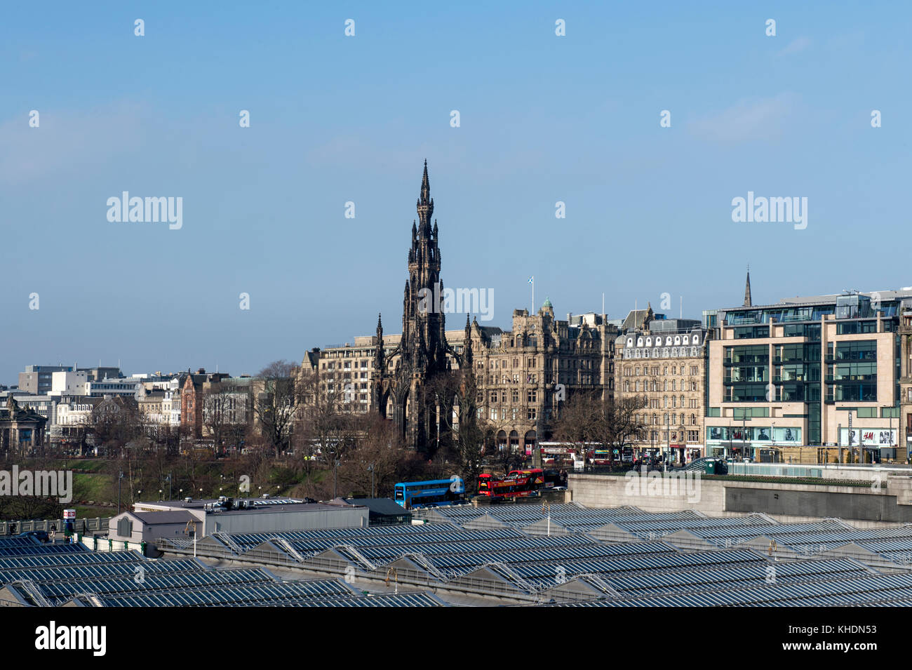 Reino Unido, Escocia, Edimburgo, Scott Monument de North Bridge Foto de stock