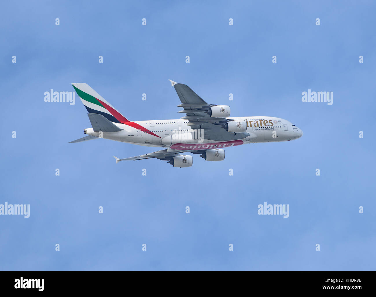 Un avión Airbus A380 de los Emiratos despegando del aeropuerto de Manchester y sobrevolar Dunham Massey, Trafford, Greater Manchester. Foto de stock