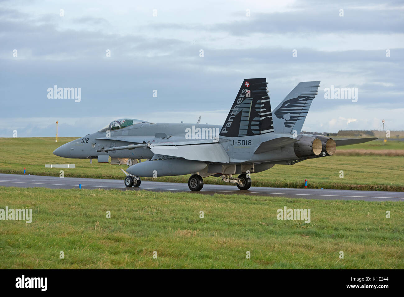 La Fuerza Aérea suiza F/A 18C a RAF Lossiemouth Hornets desplegadas, Escocia durante cuatro semanas en noviembre de 2017. Foto de stock