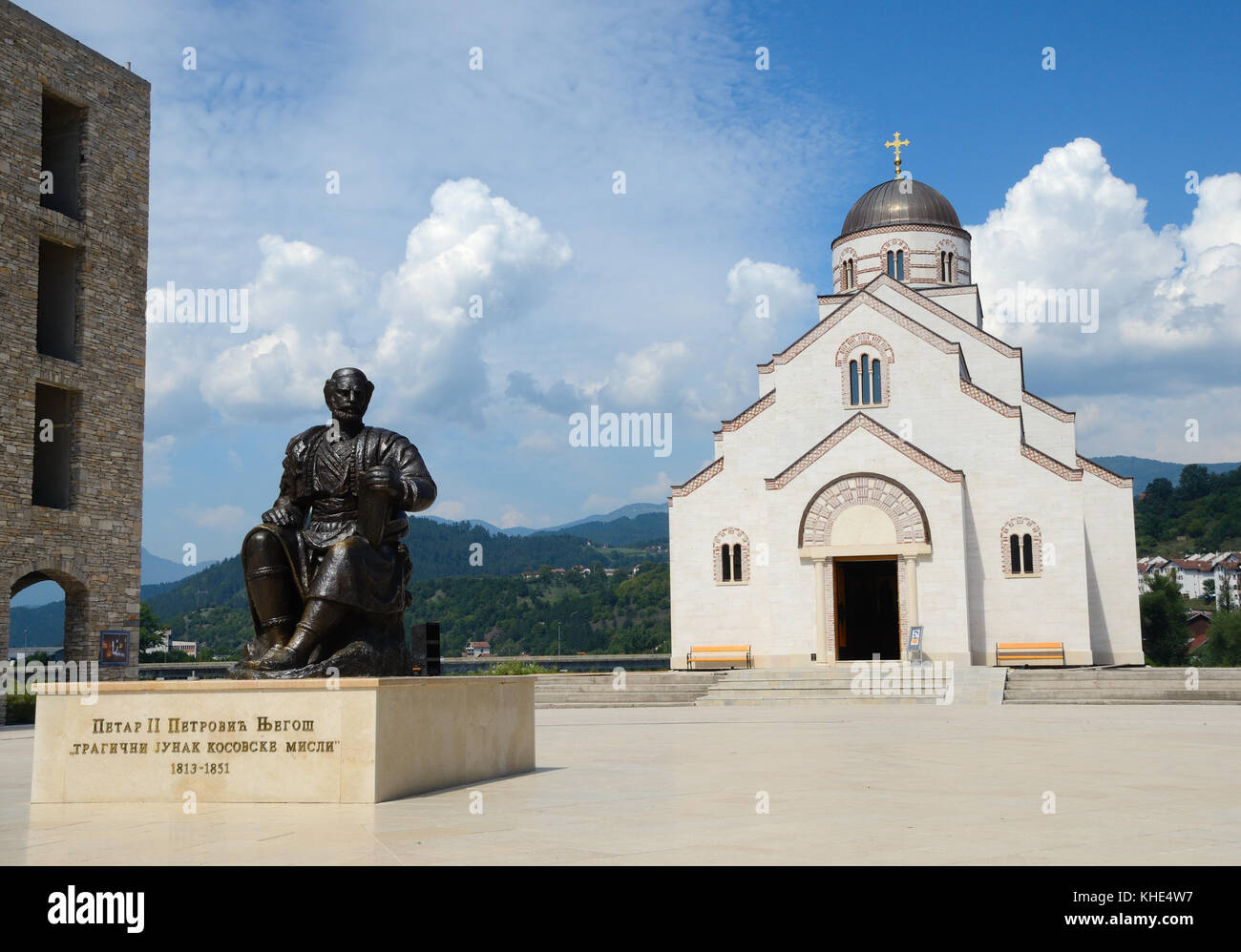 Petar Petrovic Njegos estatua en frente de la iglesia de San Lázaro en andricgrad compleja en Visegrad, Bosnia y Herzegovina Foto de stock