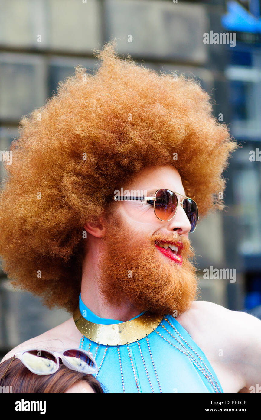 7ft de altura arrastre artista Gingzilla con jengibre el cabello afro, la  barba y el bigote con gafas de sol en la Royal Mile durante el Festival  Fringe de Edimburgo Fotografía de