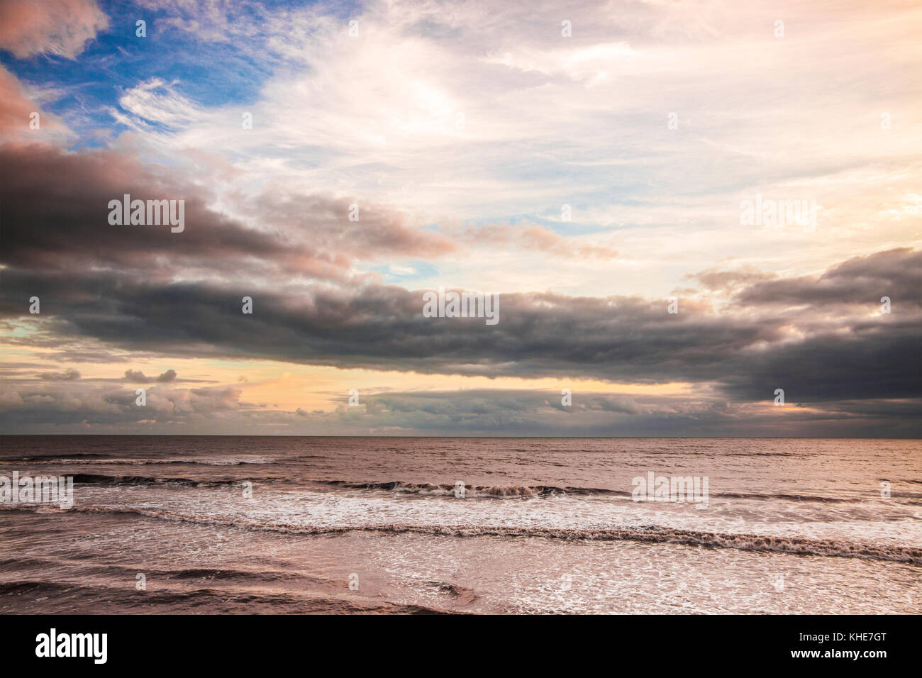 Atardecer en la playa Charmouth mirando al mar. Foto de stock