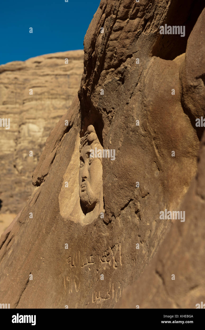 Talla del rey Abdullah i tallada en la roca en el desierto de Arabia en el Wadi Rum, Jordania Foto de stock