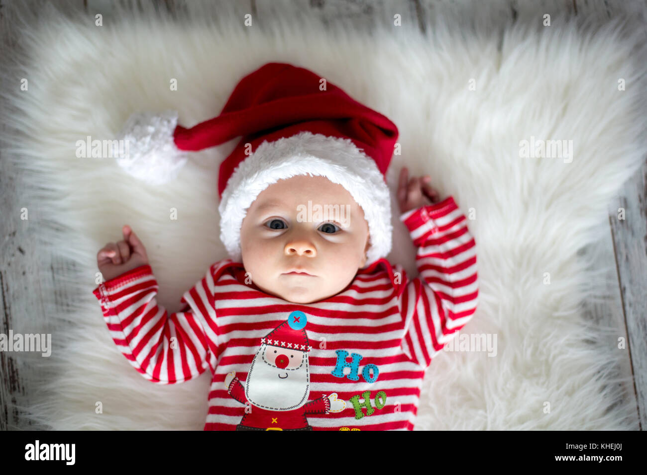 Retrato de Navidad poco lindo bebé recién nacido varón, vestido con ropa de  navidad y llevar gorro de Papá Noel, Foto de estudio, horario de invierno  Fotografía de stock - Alamy