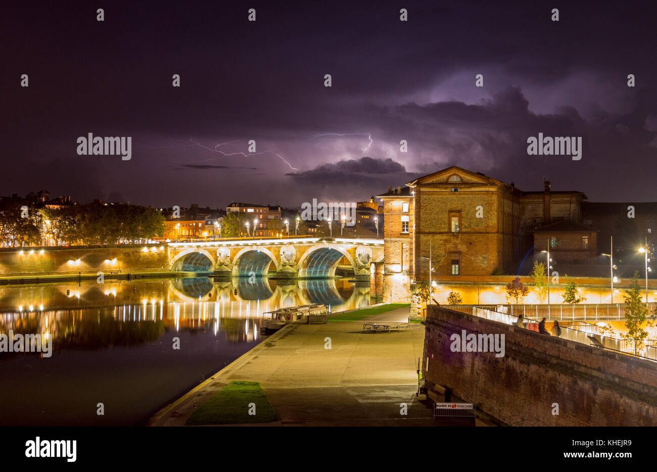 Tormenta visto en Pont Neuf y Quai de la Daurade iluminadas por la noche, el río Garona, Saint Cyprien, Toulouse, Haute-Garonne, Occitanie, Francia Foto de stock