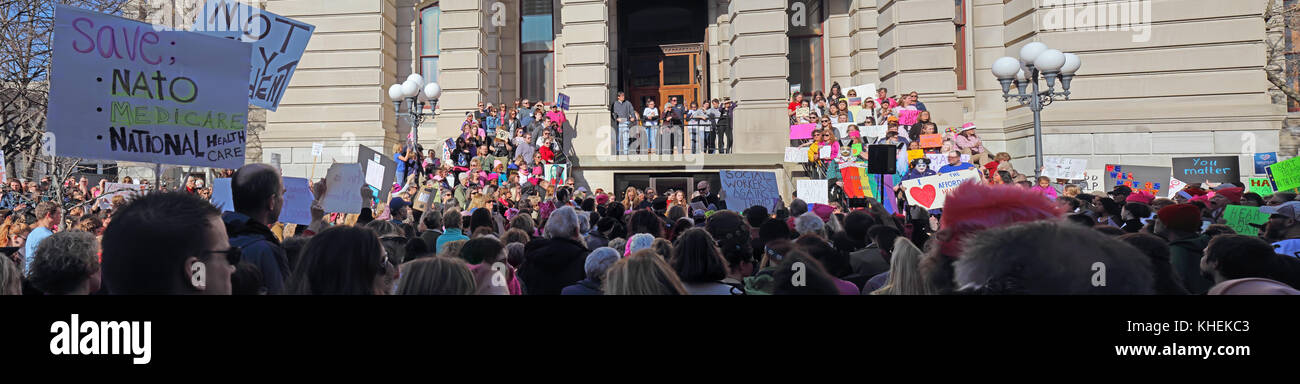 Lafayette, Indiana - El 21 de enero de 2017: los manifestantes pacíficos en la anti-trump womenõs marzo sobre los pasos del approximat tippecanoe County Courthouse. Foto de stock