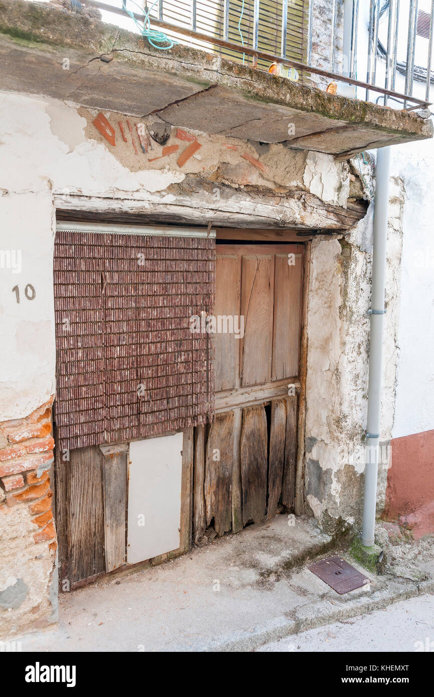 La puerta típica de madera en Mombeltrán. Barranco de las cinco villas. El  valle del Tiétar. La provincia de Ávila. Castilla y León. España Fotografía  de stock - Alamy